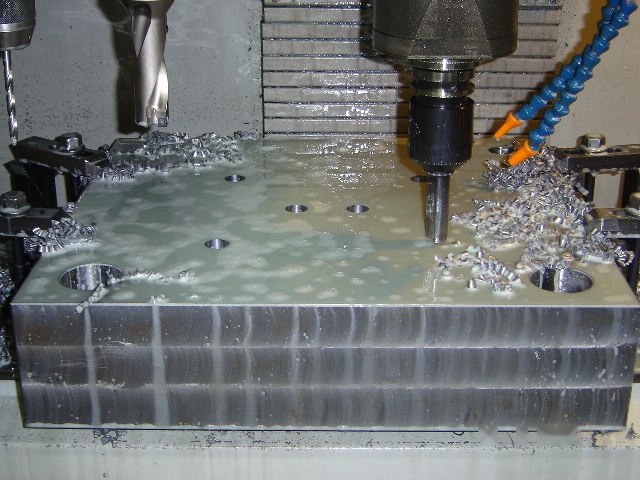 Conjunto de ferramental dedicado fabricado em ferramentaria, com superfícies retificadas e elementos de fixação posicionados