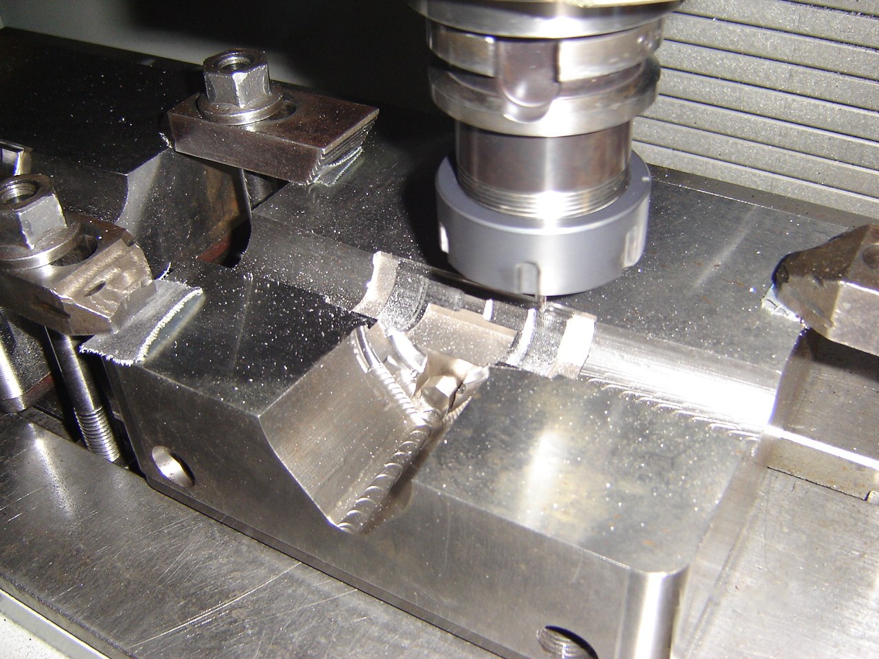 Centro de usinagem CNC em operação na Metalúrgica Ferri — fresamento de peça em aço